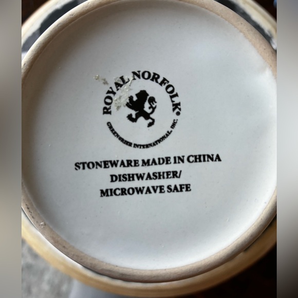 Heart Patterned Red and White Mug - Picture 4 of 6